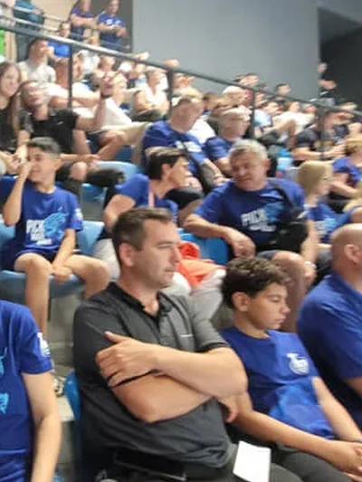 A Sugó Tamburazenekar tagjai és kísérőik a zsúfolt lelátóról figyelik a PICK Szeged–Veszprém döntőt.