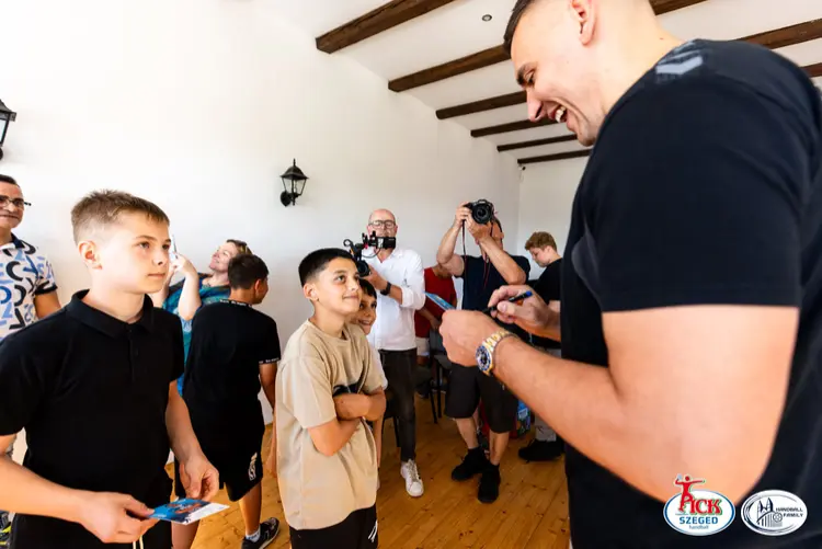 Gyerekek autogramot kérnek egy PICK Szeged játékostól a sükösdi találkozón