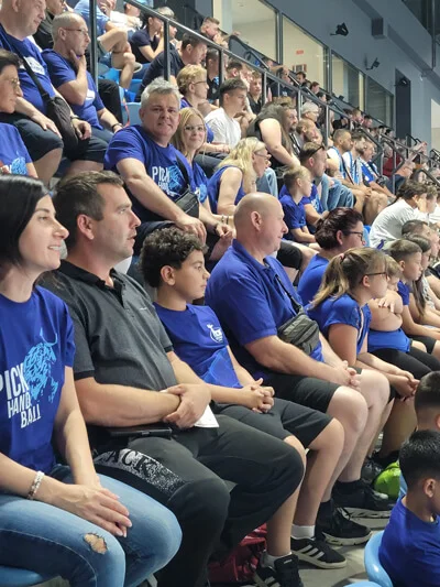 Gyerekek és családtagjaik figyelik a PICK Szeged és az ONE Veszprém HC bajnoki döntőjét a lelátóról.