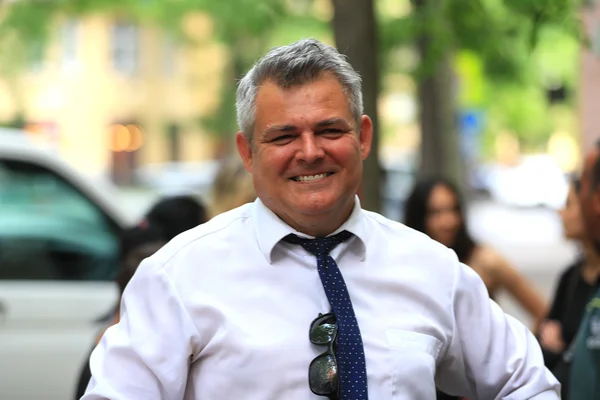A Sugó Tamburazenekar vezetője mosolyog a Szent István parkban, az országgyűlési fellépés előtt.