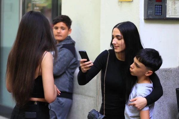 A Sugó Tamburazenekar gyerektagjai ételes csomagokkal várakoznak az Országgyűlés alakuló ülése előtt.