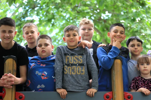 A Sugó Tamburazenekar gyerektagjai a játszótéri mászóka mögött állnak, az alakuló ülés előtti kiránduláson.