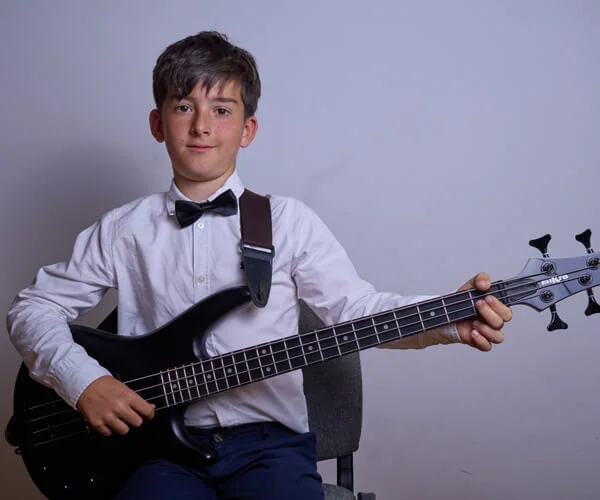 Marcel, basszusgitár zenész portré, SUGO Tamburazenekar